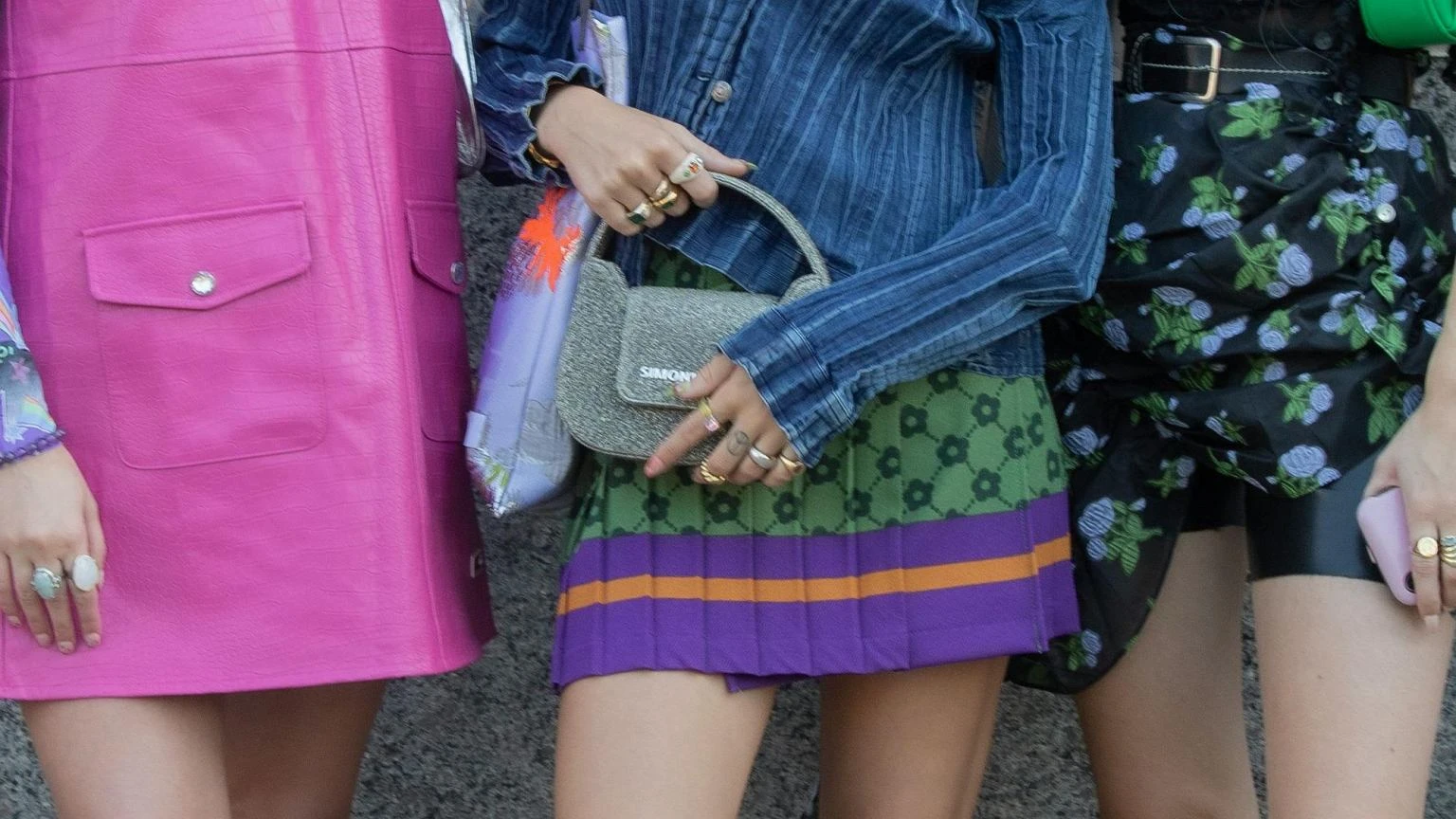 WrĂłciĹa po 60 latach i znĂłw robi furorÄ. Projektanci zimÄ siÄgajÄ po coĹ, co kiedyĹ szokowaĹo