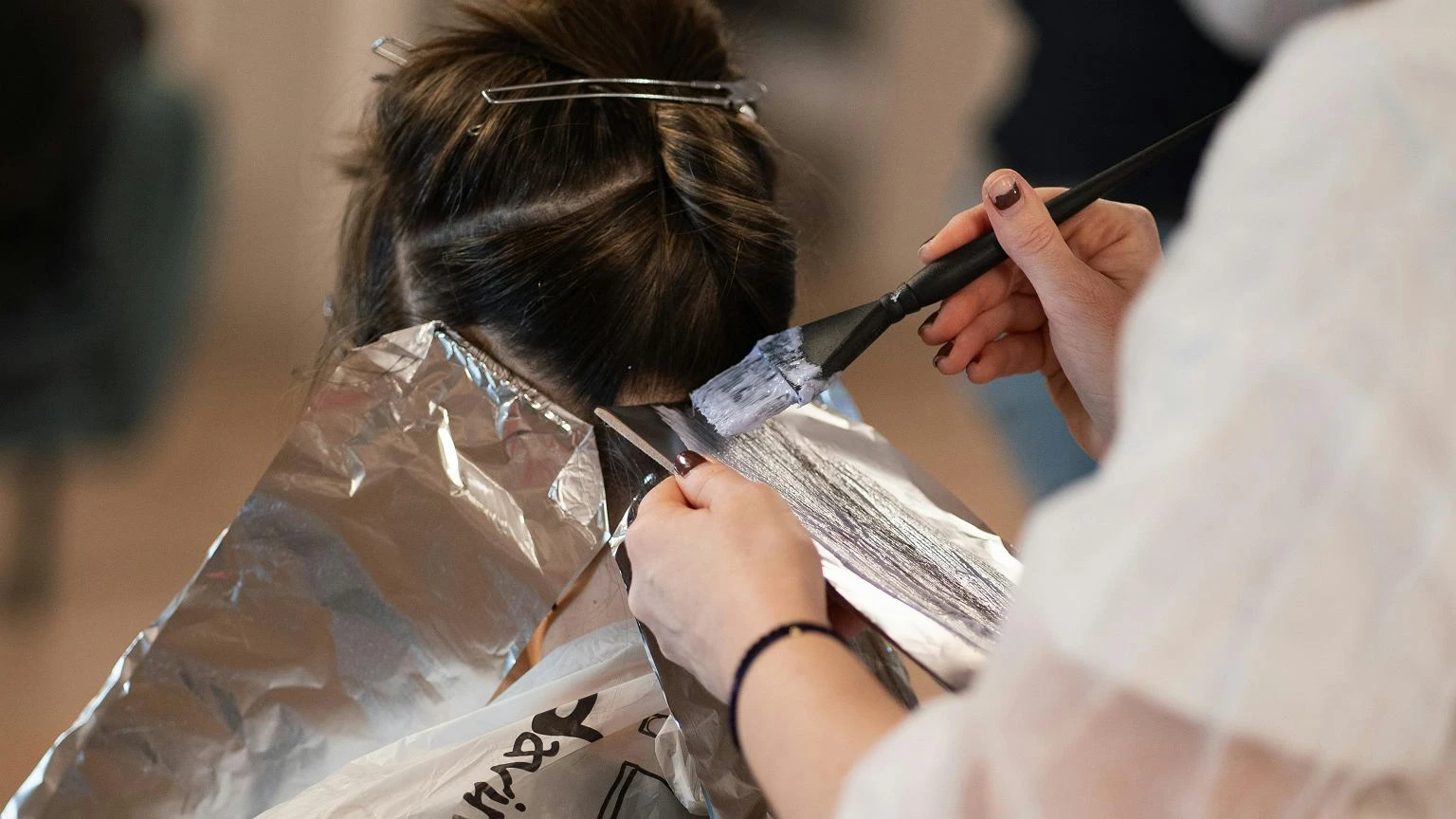 Już nie ombre czy sombre. Teraz króluje hit z lat 90. Front blond to nowy ulubieniec gwiazd