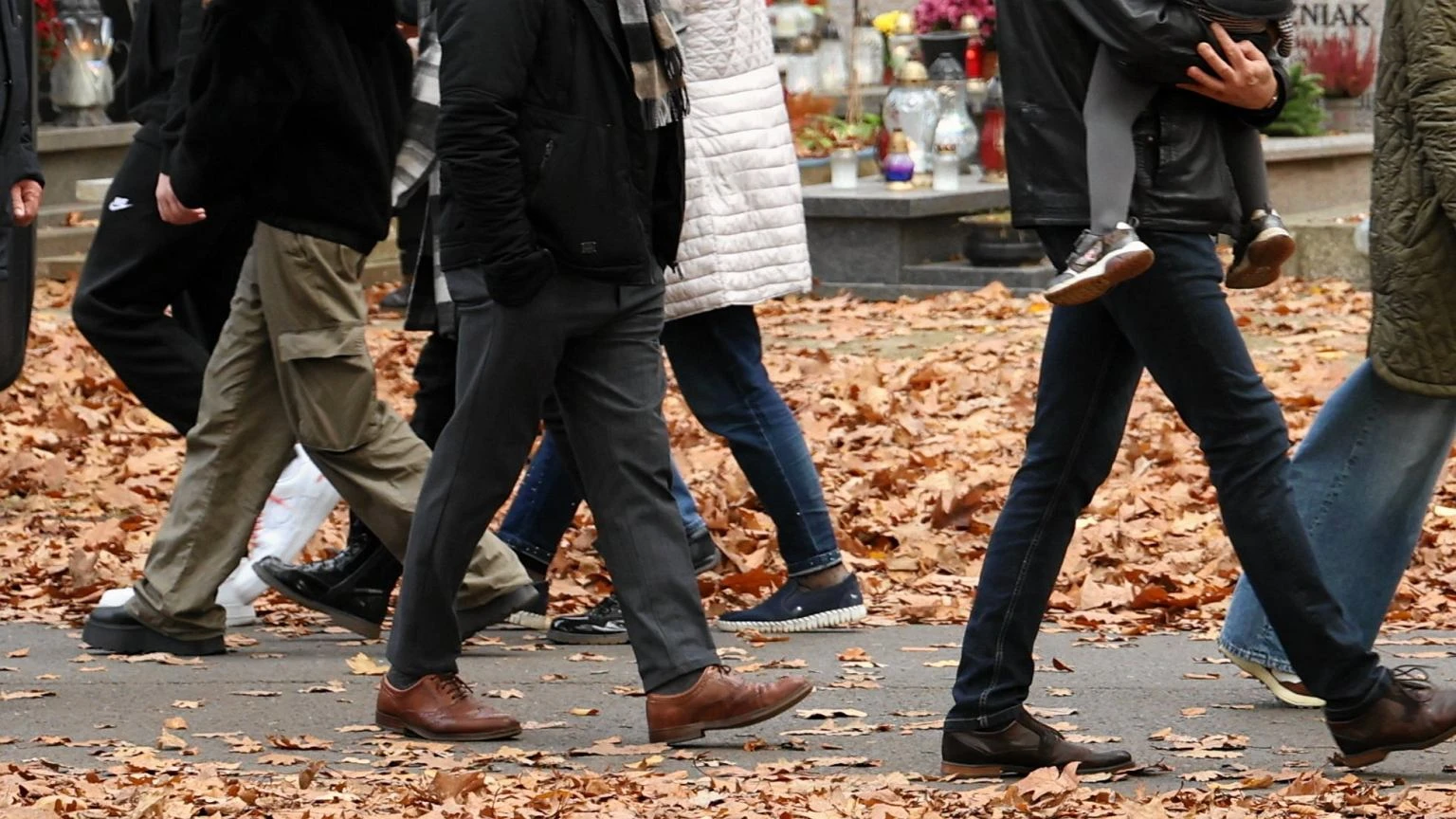 WchodzÄ na cmentarz i wyciÄgajÄ z kieszeni. 