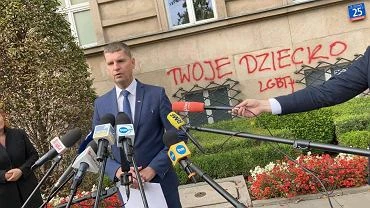 Samobjstwo 12-latki. Miaa by przeladowana na tle orientacji, ale minister ju wie, e to nieprawda