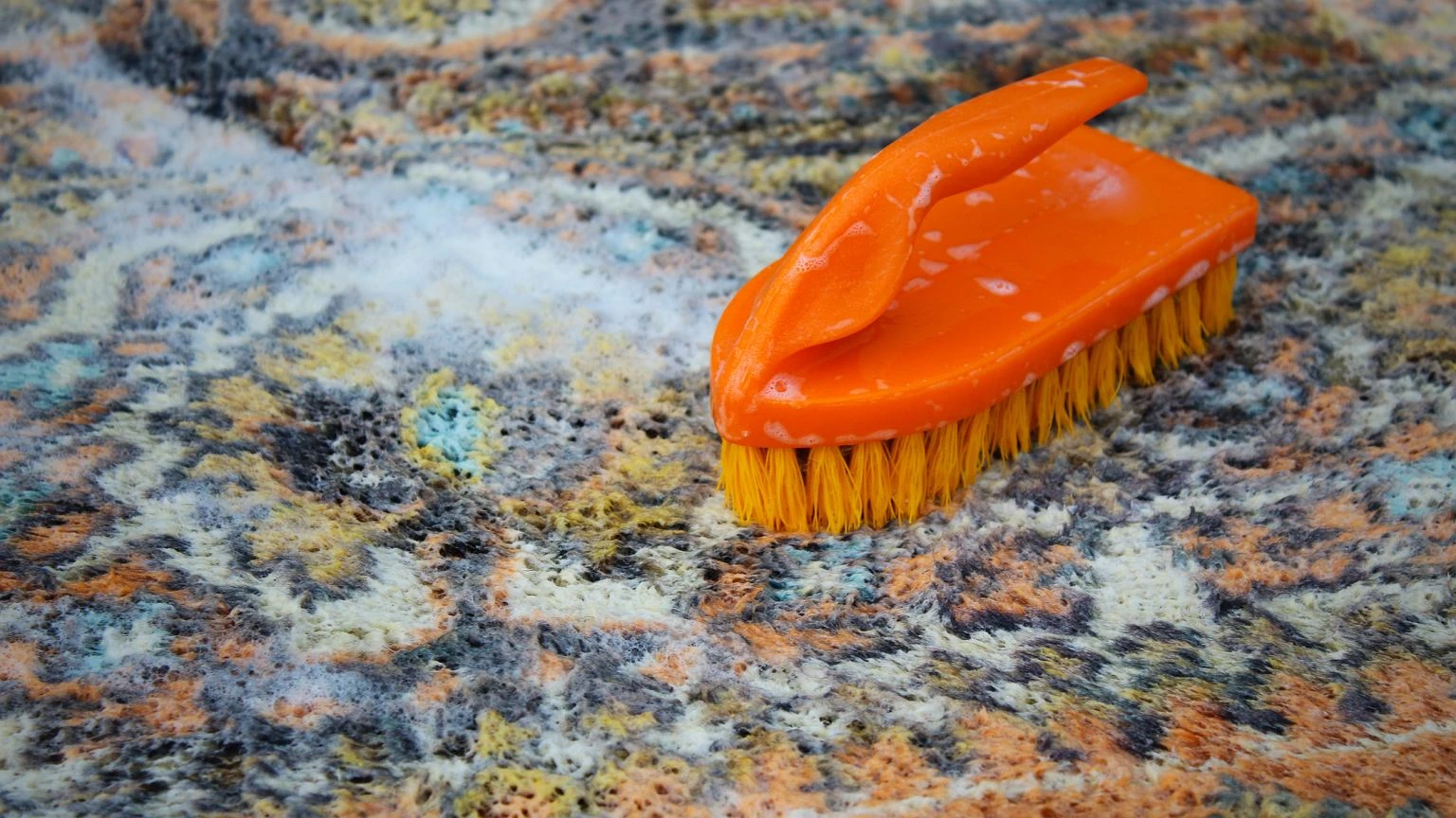 KiedyĹ babcie trzepaĹy dywany. Ja dziĹ wysypujÄ jedno. Wystarczy szklanka, a bÄdzie jak nowy