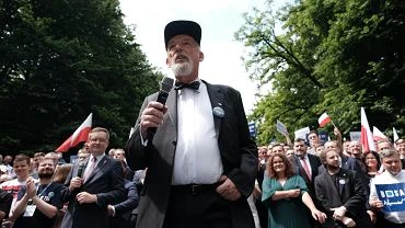 Janusz Korwin-Mikke ogasza koniec pandemii i goli brod. W obciciu pomoga ona
