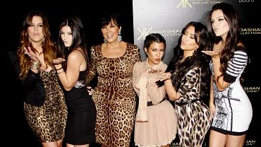 Podr do pocztkw reality-show Kardashianw. Przemoc, molestowanie, mczenie zwierzt i fatshaming w obiektywie kamer