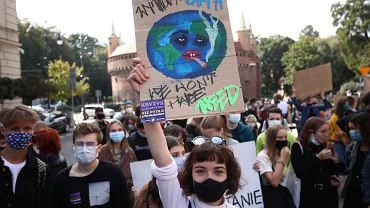 Modzieowy Strajk Klimatyczny. Protestujcy ponownie wyszli na ulicach polskich miast