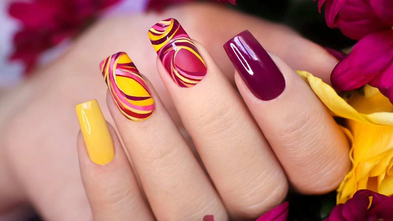Paznokcie hybrydowe na wesele 2021. 5 pomysłów na niezwykły manicure dla gościa