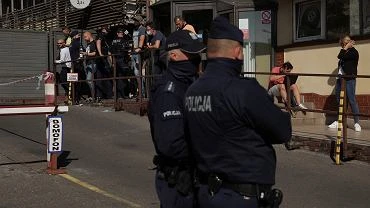 Policja ochrania siedzib PiS w trakcie partyjnych narad? Mamy komentarz funkcjonariuszy