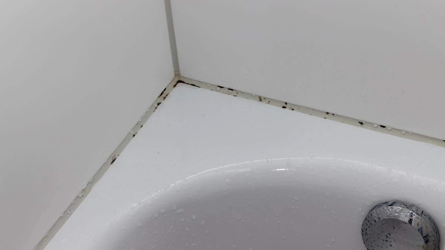ZwilĹź tym ĹcierkÄ i poĹĂłĹź na silikon w Ĺazience. Brud i inne 