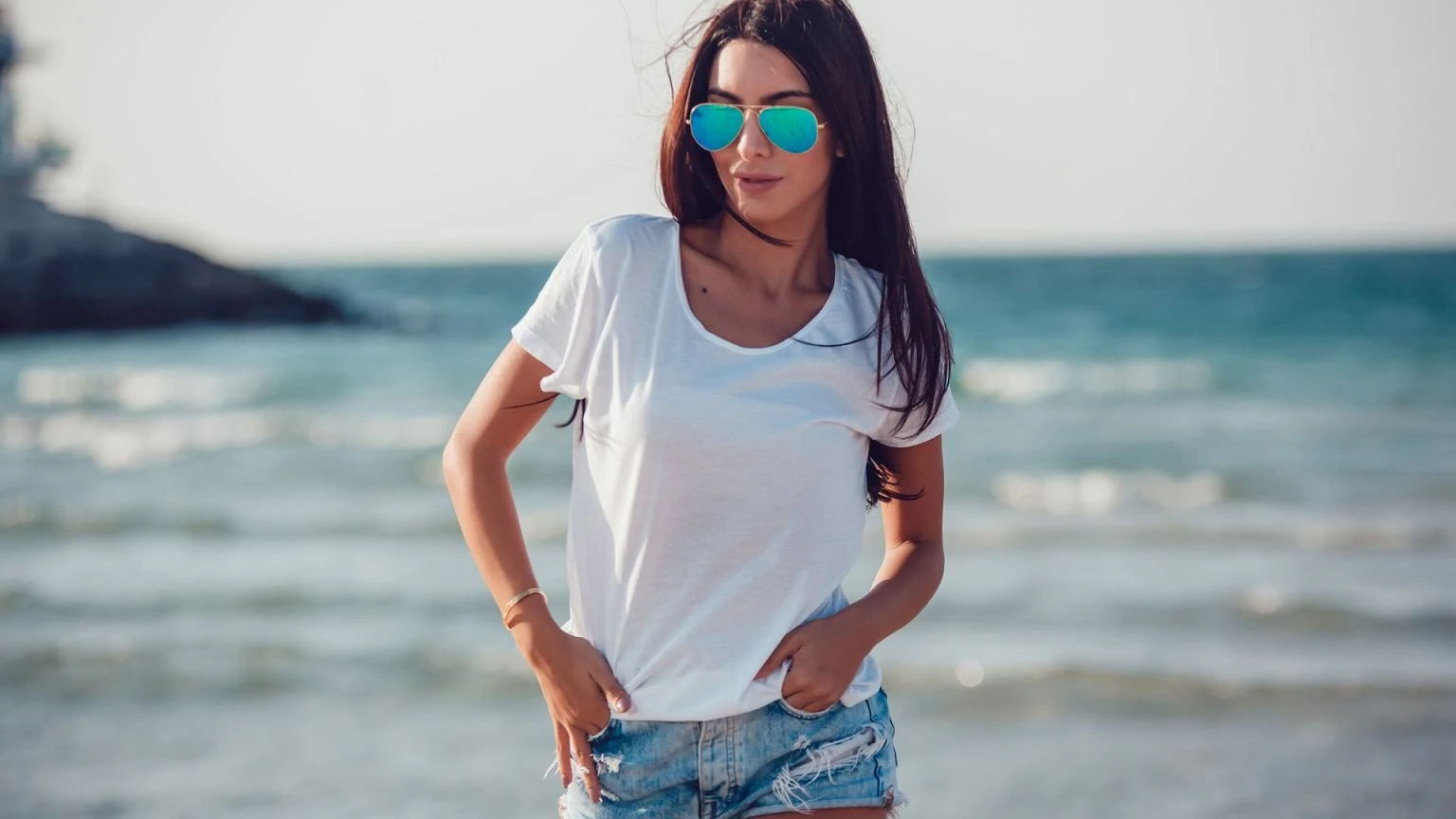 Koszulki na lato w superniskich cenach. Wyjątkowe modele, które podkręcą każdą wakacyjną stylizację