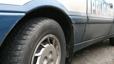Rozpdzone auto z nastolatkami uderzyo pod Braniewem w drzewo. Nie yje 18-latek