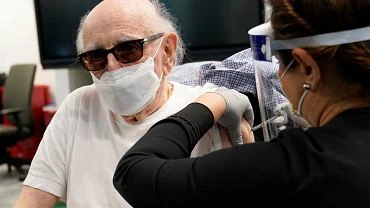 Wielka Brytania opóźnia drugą dawkę szczepionki. Inne kraje - w tym Polska - też o tym myślą