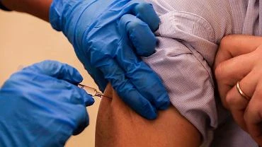 75-letnia kobieta stracia 28 tys. z. Oszuci wyudzili pienidze na szczepionk na koronawirusa