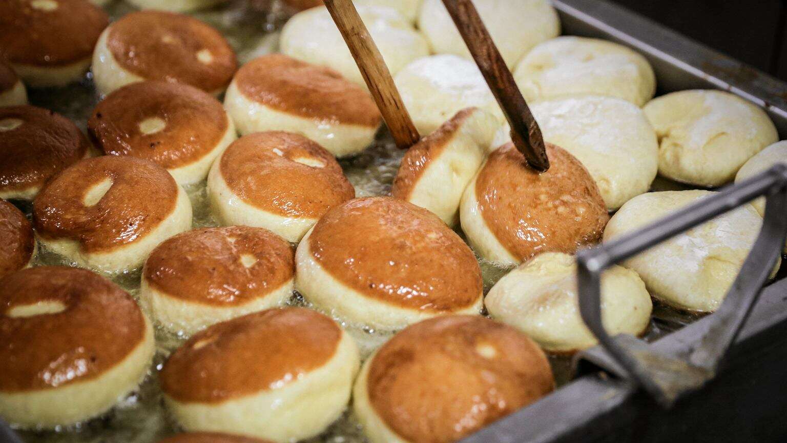 Karnawałowe pączki to najlepsza przekąska o tej porze roku. Przetestuj przepis, który zawsze wychodzi