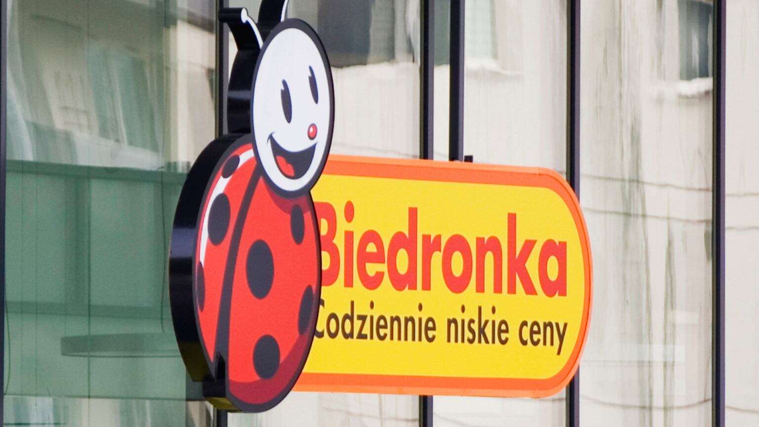 Biedronka poszła na całość! Sprzedaje grille za 1 zł. Jest jeden warunek. A co w Lidlu?