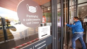 Antycovidowcy wchodz grupowo do sklepw bez maseczek. Lekarz: Wydaje im si, e potrafi myle