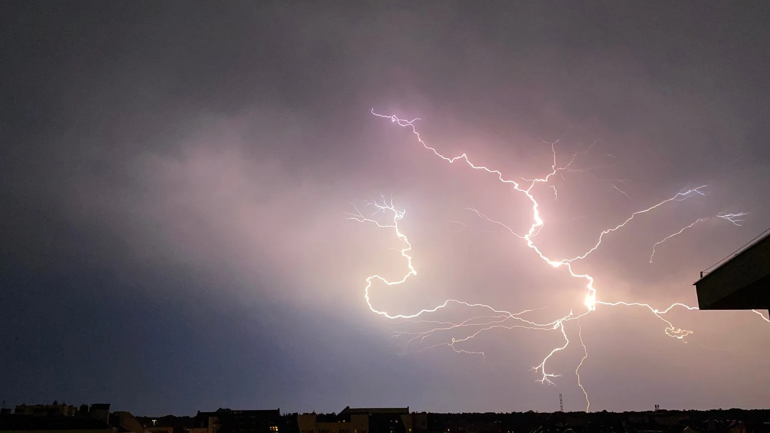 Jak zachowywać się podczas burzy? Nigdy nie zapominaj o tych krokach. Mogą uratować ci życie