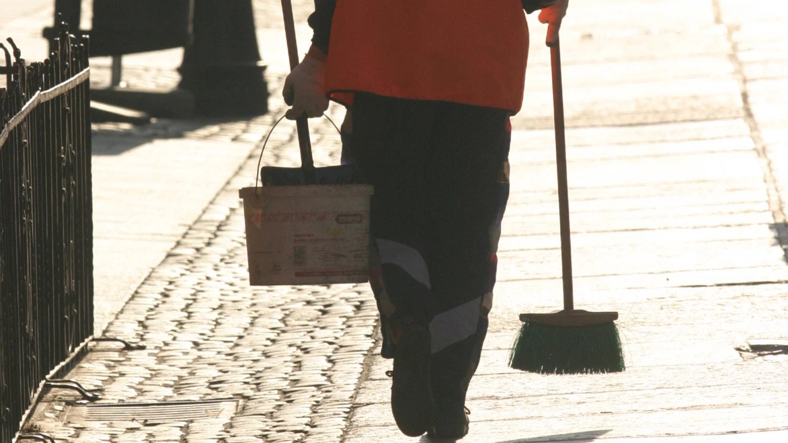 W tych zawodach zarabiają najmniej. Pensje są dalekie od średniej krajowej