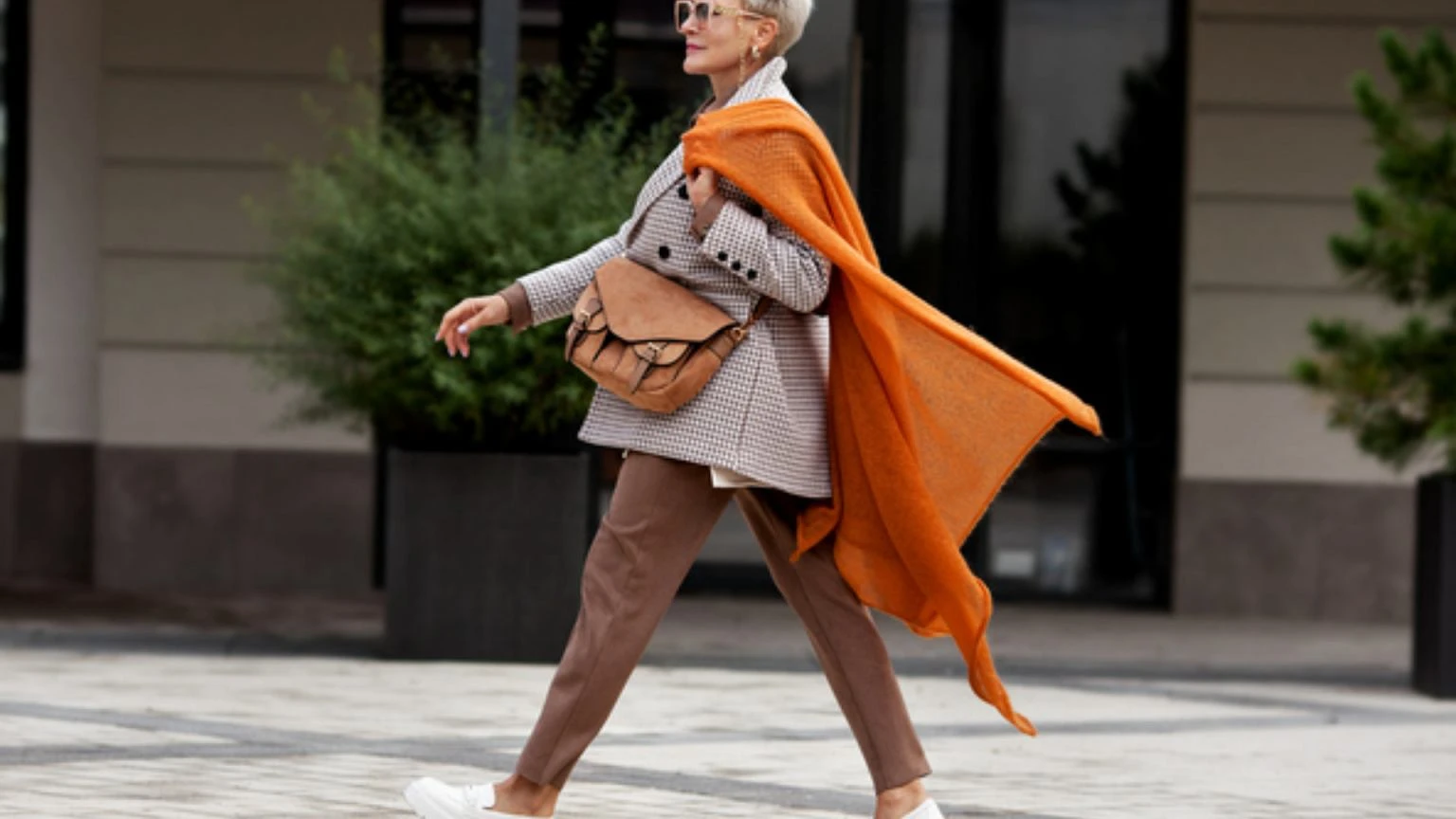 Nowy jesienny must-have. Styl, ktĂłry podbija ulice tej jesieni. Nosi siÄ go inaczej niĹź kiedyĹ