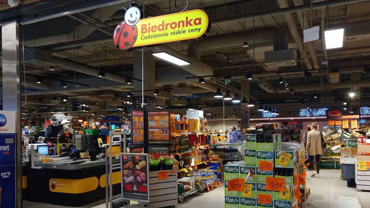 Polacy pędzą do Biedronki - kołdrę kupisz tam za 9,99 zł. Jakie są zasady promocji i co na to Lidl?