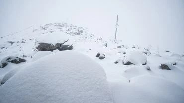 Tatry. Zimowe warunki w grach. W nocy na Kasprowym Wierchu spady 4 centymetry niegu