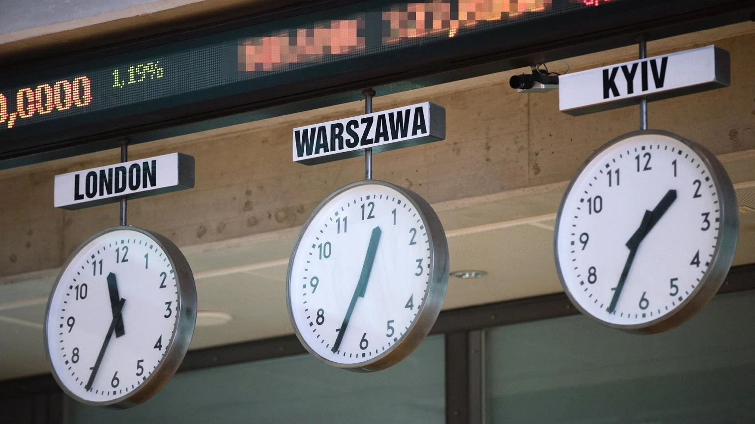 Ten szczegĂłĹ wyznacza kierunek wskazĂłwek zegara. Zawsze krÄcÄ siÄ w prawo. A mogĹy w lewo?