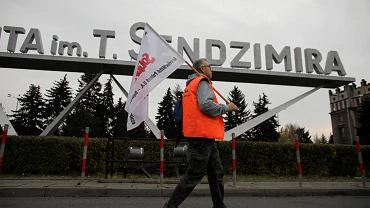 Zwizkowcy okupuj budynki krakowskiej huty. 