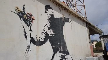 Banksy nie ma prawa do swojej pracy, bo woli anonimowo. 