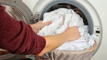 Wrzu do pralki tabletki aspiryny. Mao kto zna ten wietny trik na pranie biaych ubra