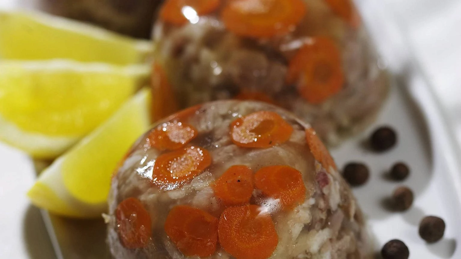 Galaretę nie tężeje od 2 godzin? Sekret tkwi w mięsie. Z tym pójdzie szybciej