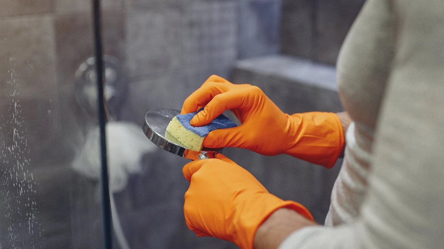Nie szoruj godzinami. Kamień na kabinie zniknie w 10 minut. Wystarczy spryskać jednym produktem