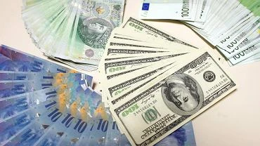 Kursy walut 15.10. Zoty mocno w d wzgldem gwnych walut [kurs dolara, funta, euro, franka]