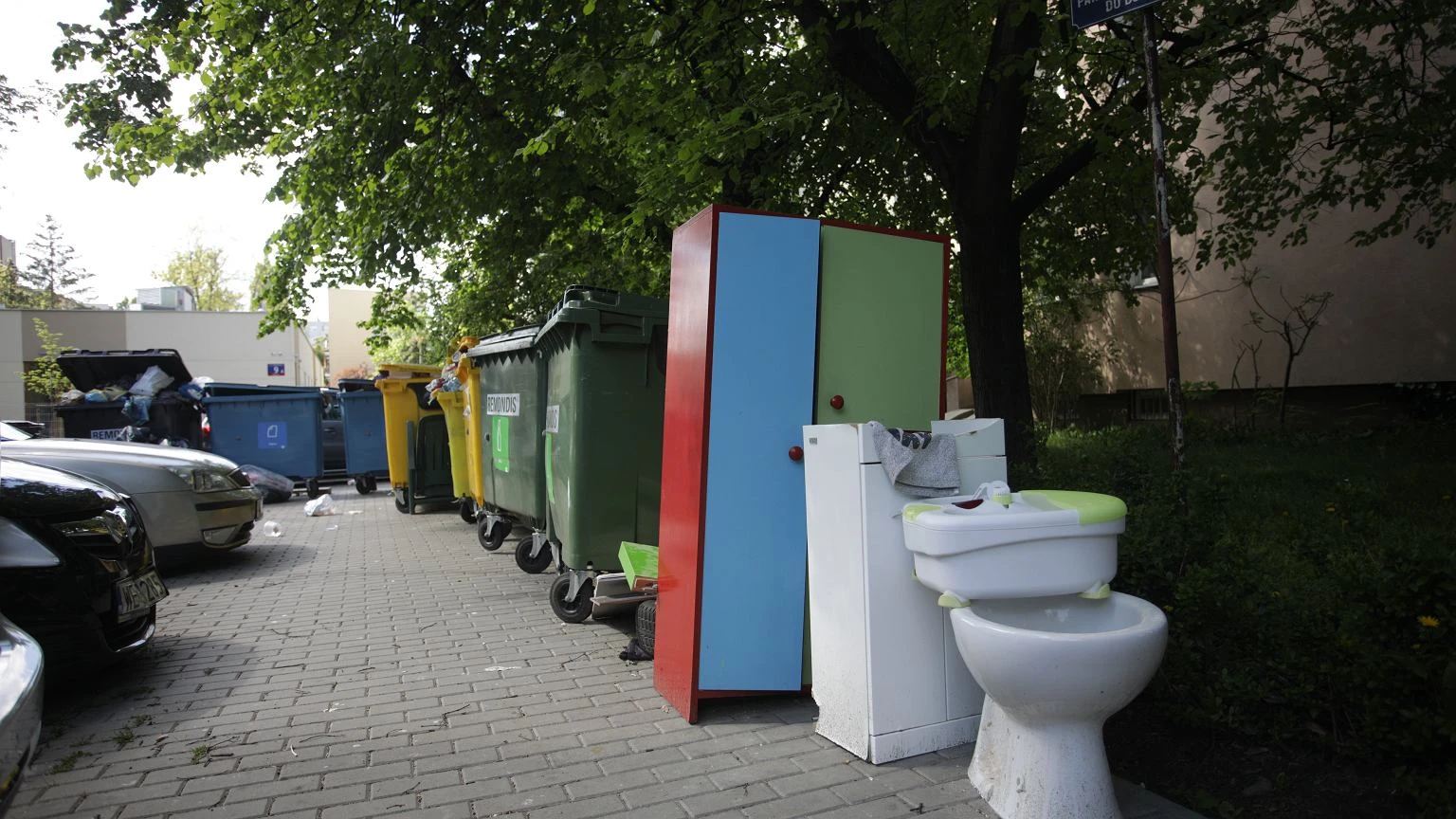 Polacy masowo wynoszą to z mieszkań i zostawiają przy osiedlowym śmietniku. 500 zł kary to jeszcze nic