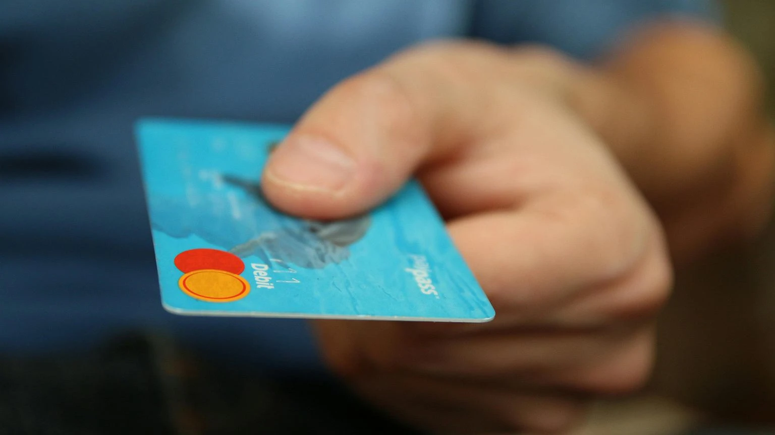 Zły numer konta i przelew poszedł? Nie ostrzegają w banku. Cofnięcie transakcji jest możliwe