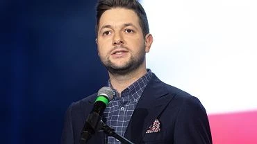 Patryk Jaki zdradzi jak szlifuje swj angielski. 