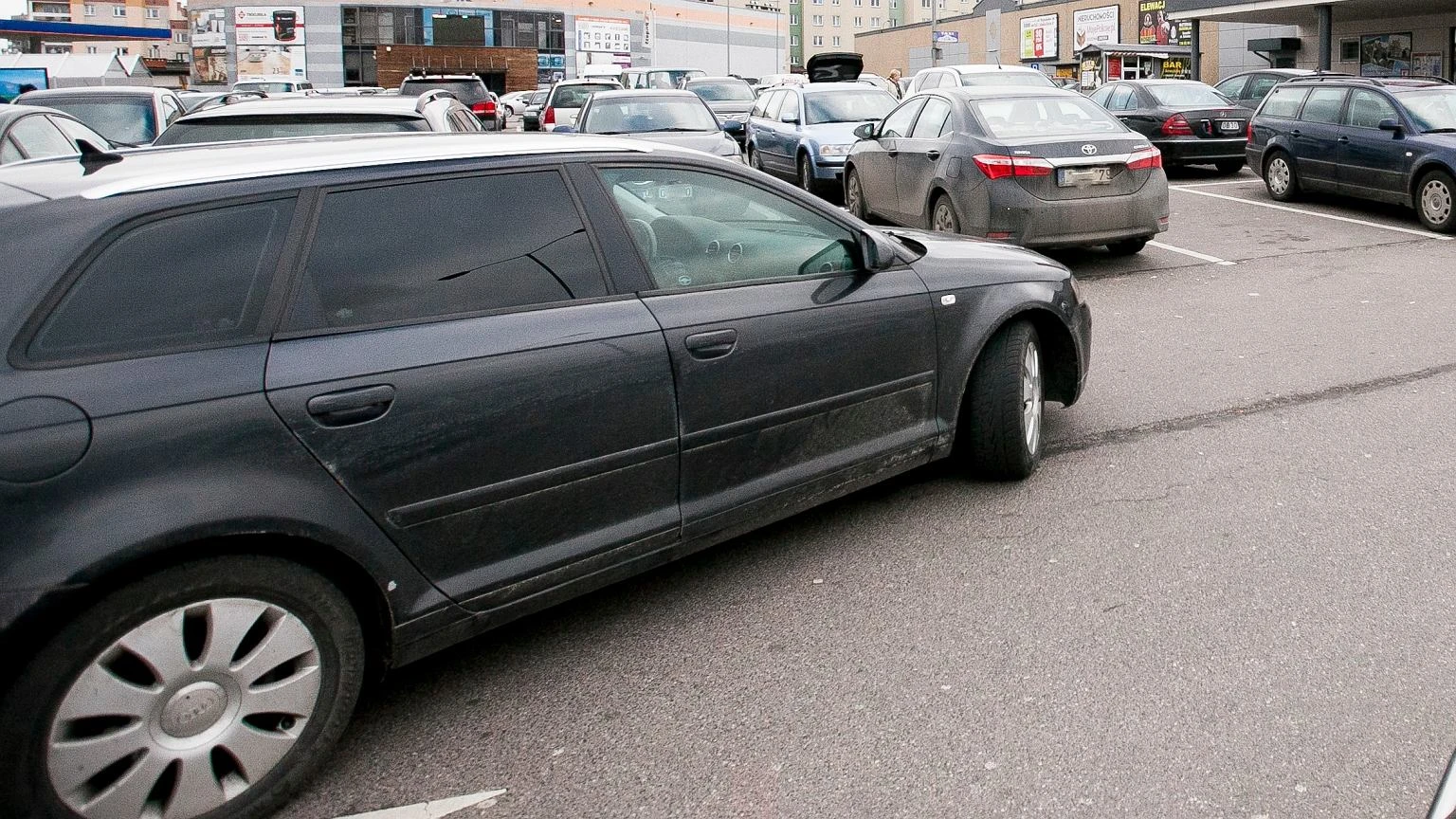 Mandat na parkingu przed sklepem. 