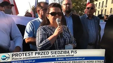 Renata Beger wrd protestujcych przed siedzib PiS. 