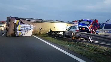 Pozna. Wypadek na A2. Wywrcona ciarwka zatarasowaa drog, nieprzejezdna trasa na Warszaw