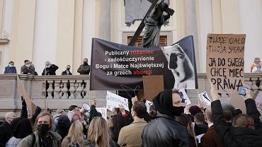 Protesty przed bazylik na Krakowskim Przedmieciu. Narodowcy zepchnli mod kobiet ze schodw