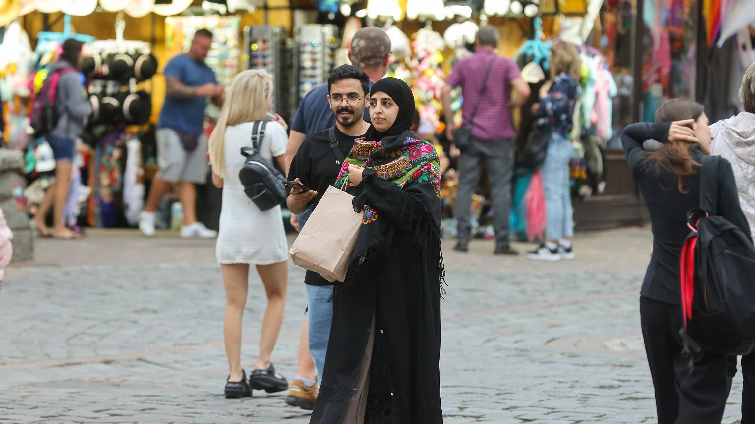Arabska turystka weszła do sklepu na Krupówkach i zostawiła 800 zł. Sprzedawca zdradził, co kupiła