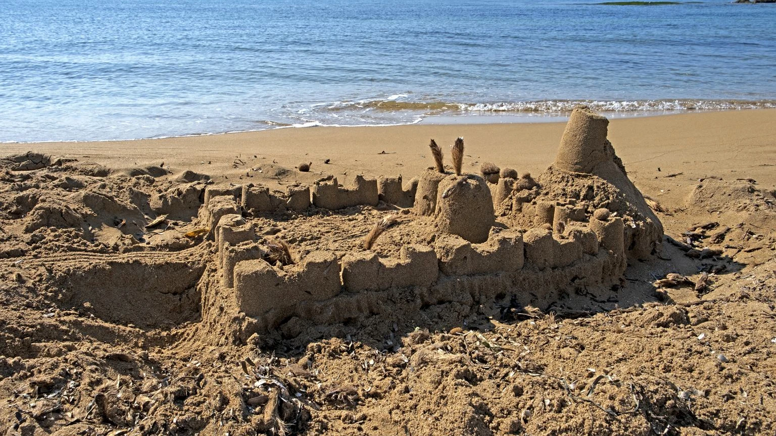 Za tę plażową zabawę grozi gigantyczny mandat. Zastanów się, zanim dasz dziecku łopatkę