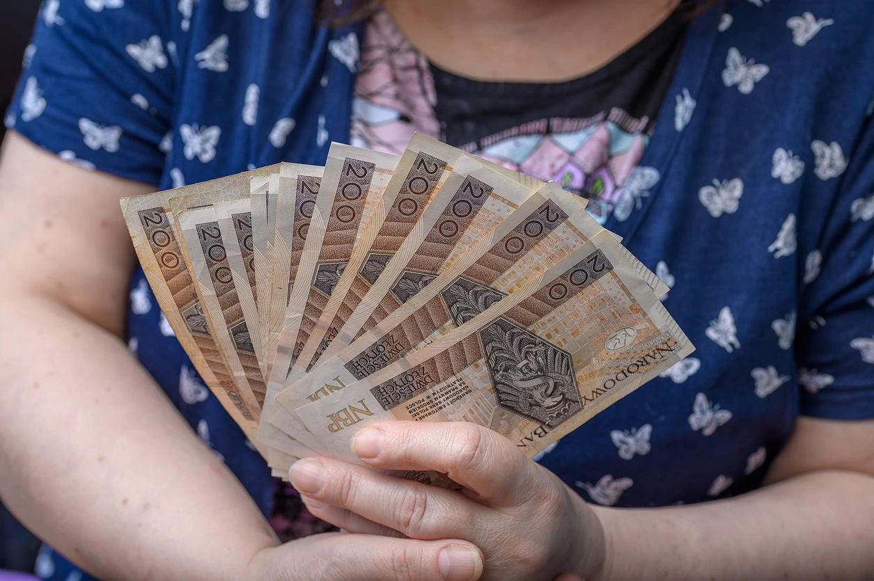 RzÄd chce, Ĺźeby emeryci siÄ wzbogacili? TakÄ waloryzacjÄ planuje na 2026 rok. Konkretne liczby