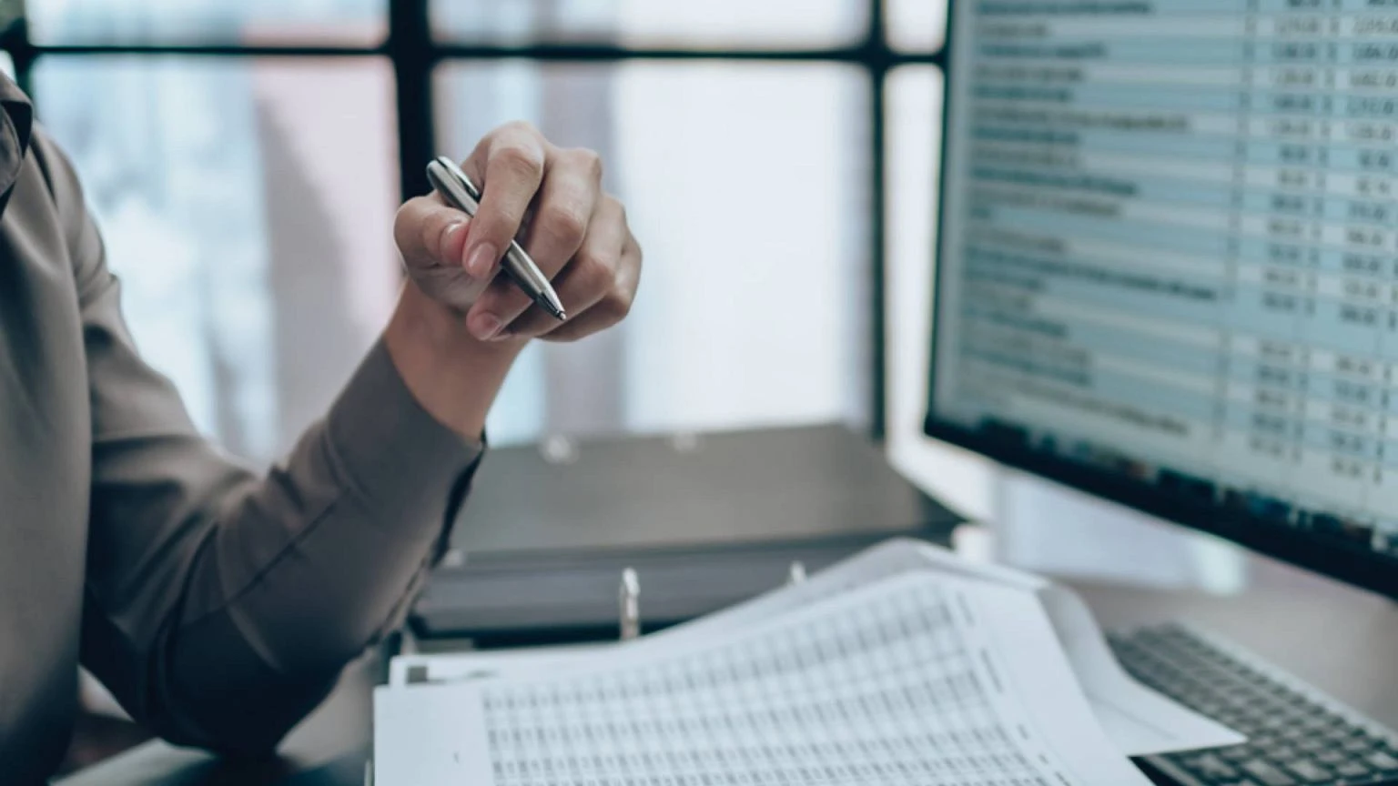 Rata kredytu zjada poĹowÄ pensji? Bank sam ci tego nie powie. Jest sposĂłb, Ĺźeby jÄ zmniejszyÄ