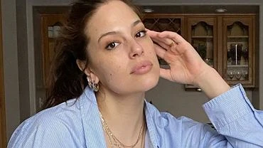Ashley Graham dziewi miesicy po porodzie pokazuje rozstpy. Fanki chwal za odwag w pokazywaniu 