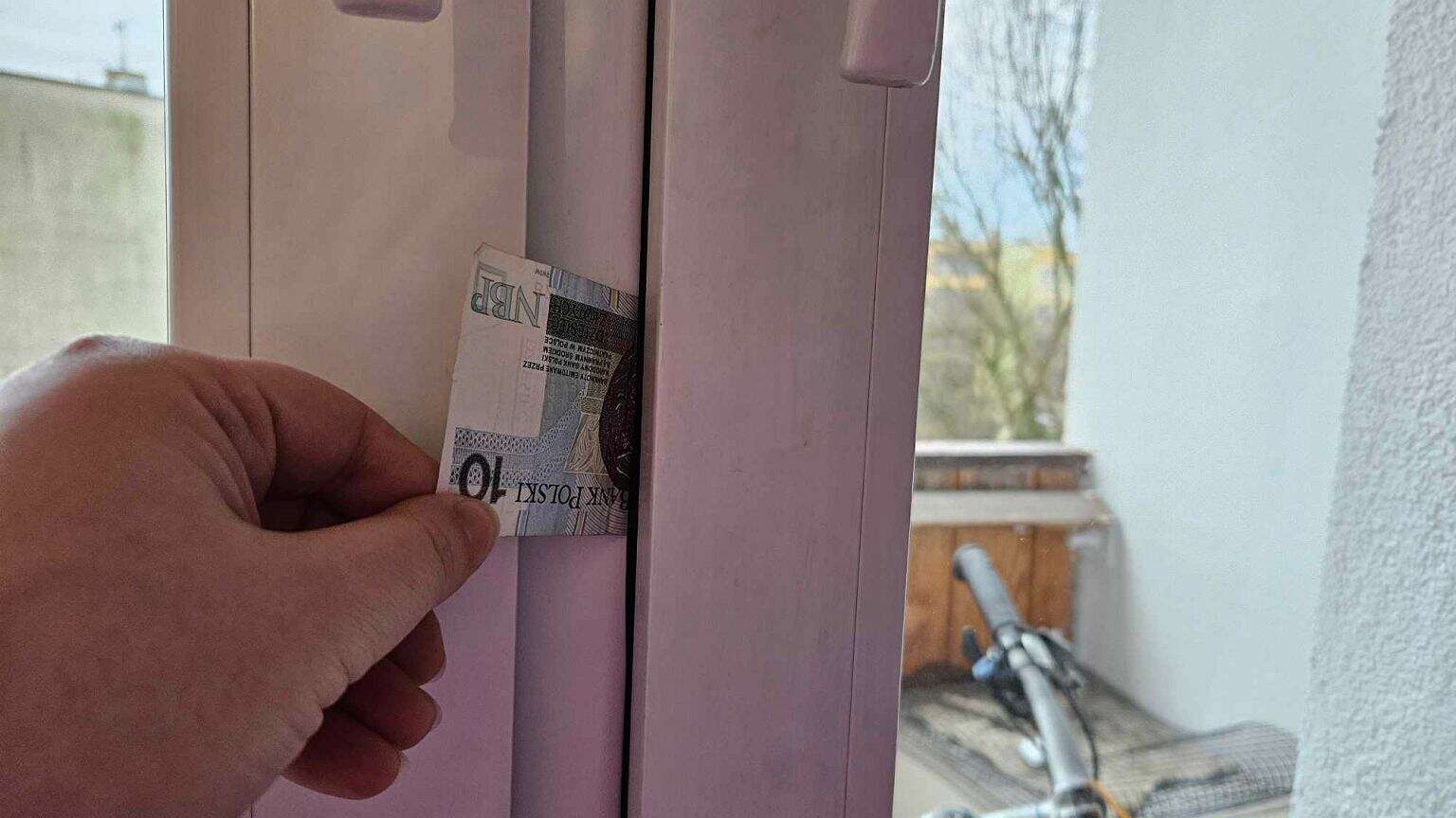 Jak uszczelnić okna? Ustaw je na tryb zimowy. Na koniec nie zapomnij o banknocie