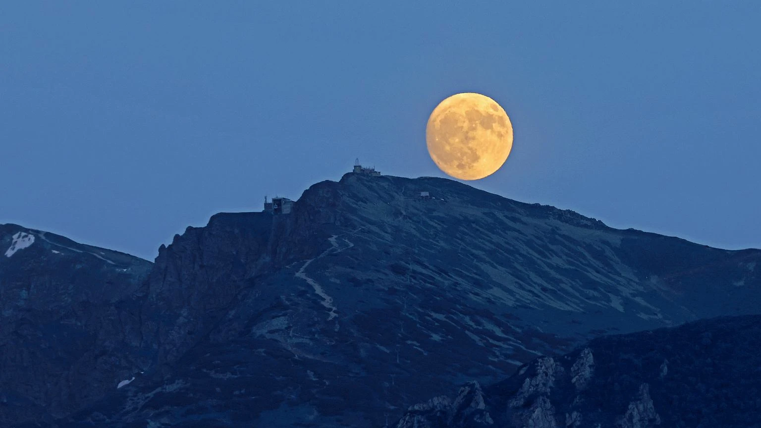 Truskawkowa pełnia budzi uśpione marzenia. Trzy znaki zodiaku odczują to najbardziej