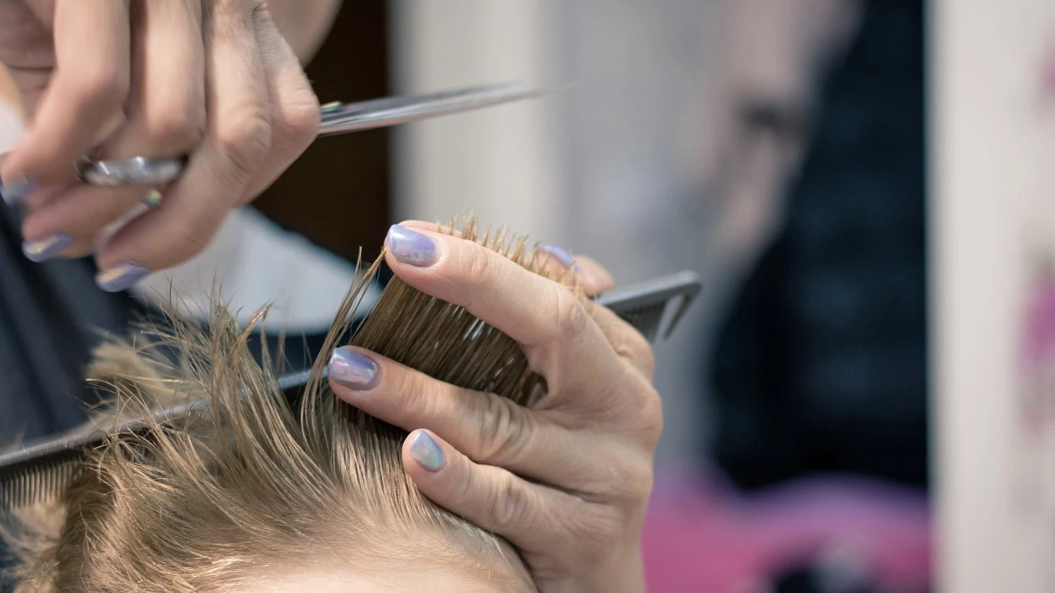 Moda z lat 80. wrĂłciĹa. Wolf cut odmĹadza i dodaje objÄtoĹci. NajgorÄtszy trend 2025