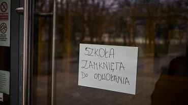 Szef WHO uwaa, e lockdownw mona unikn dziki maseczkom. Zamykanie szk? 