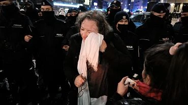 Lempart: Policja bia ludzi, wycigaa ich z tumu i gazowaa. 