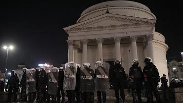 Interwencja policji podczas protestw. Funkcjonariusz brutalnie rzuci na ziemi starsz kobiet [WIDEO]
