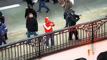 Marsz Niepodlegoci. Rzucali racami w stron mieszkania. Policja publikuje ich wizerunki