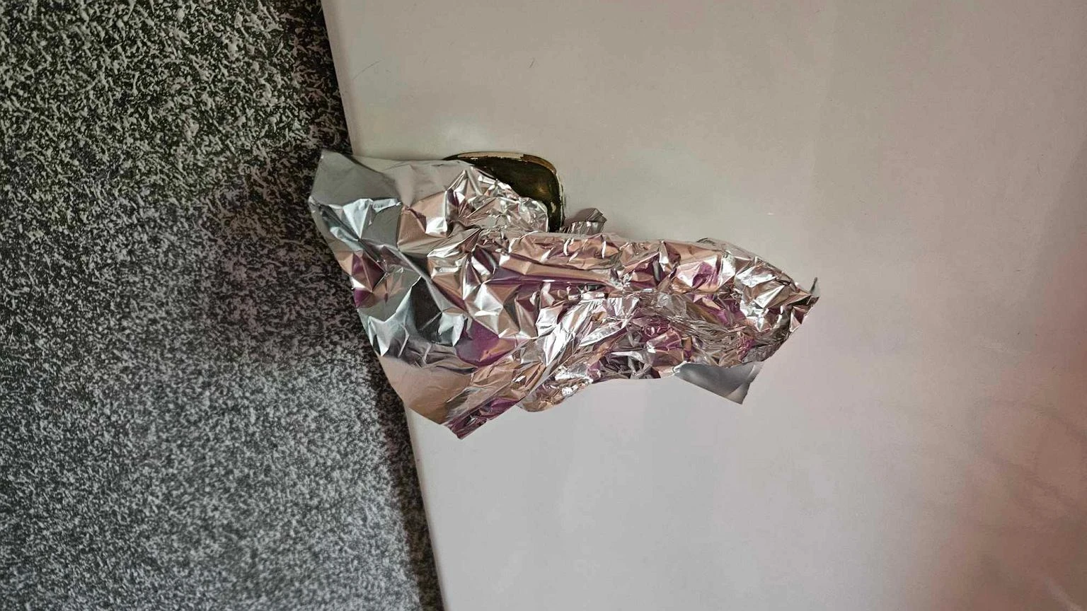 Podpatrzyłam, jak koleżanka owija klamkę folią aluminiową. Teraz też tak robię co wieczór